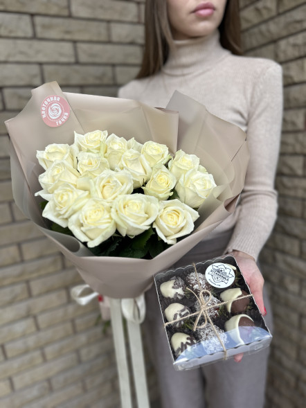 Розы в светлом оттенке + клубника в шоколаде 
