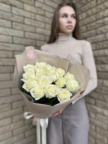 Розы в светлом оттенке + клубника в шоколаде 