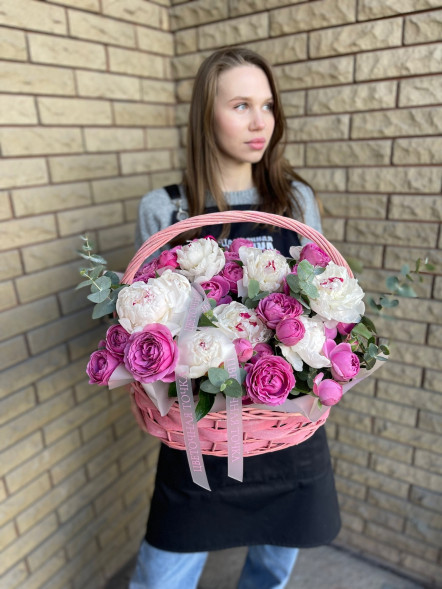 авторская корзина с  пионами